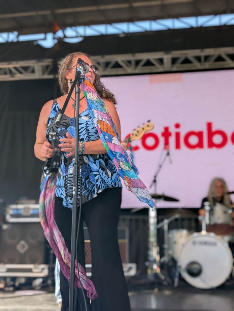 Singer with a colourful scarf at the microphone